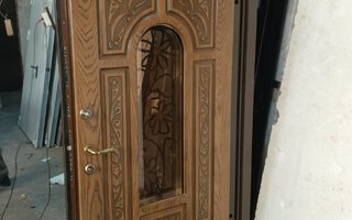 металлическая дверь с ковкой, фото на производстве