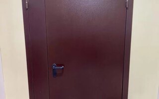 стальная дверь для тамбурного помещения с доводчиком