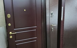 входная дверь в квартиру с внутренней отделкой из МДФ с отбойником